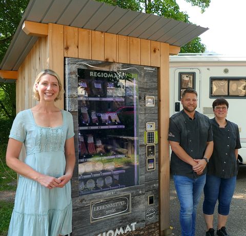 Stefanie Bott, Geschäftsführerin der Touristik Bad Wildbad GmbH freut sich mit Achim und Birgit Mössinger (von links) über die tollen Angebote im Regiomat beim Wohnmobilstellplatz.