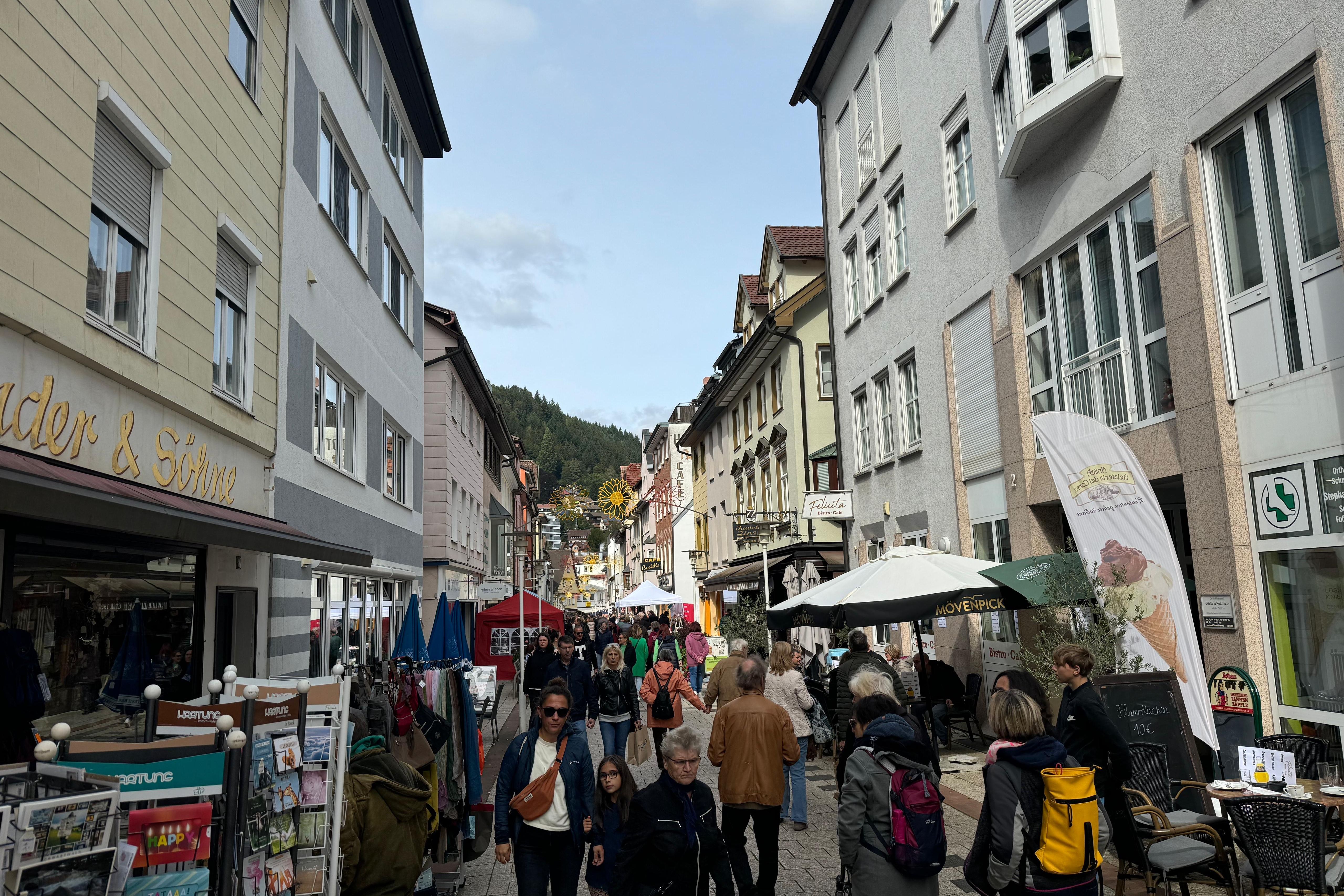 Bad Wildbad Innenstadt: Blick auf die Wilhelmstraße bei einem Verkaufsoffenen Sonntag 