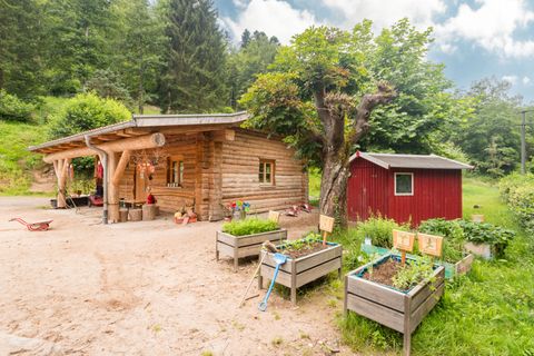 Spielen, Toben und entdecken inmitten herrlicher Schwarzwaldnatur - Naturkindergarten Calmbach