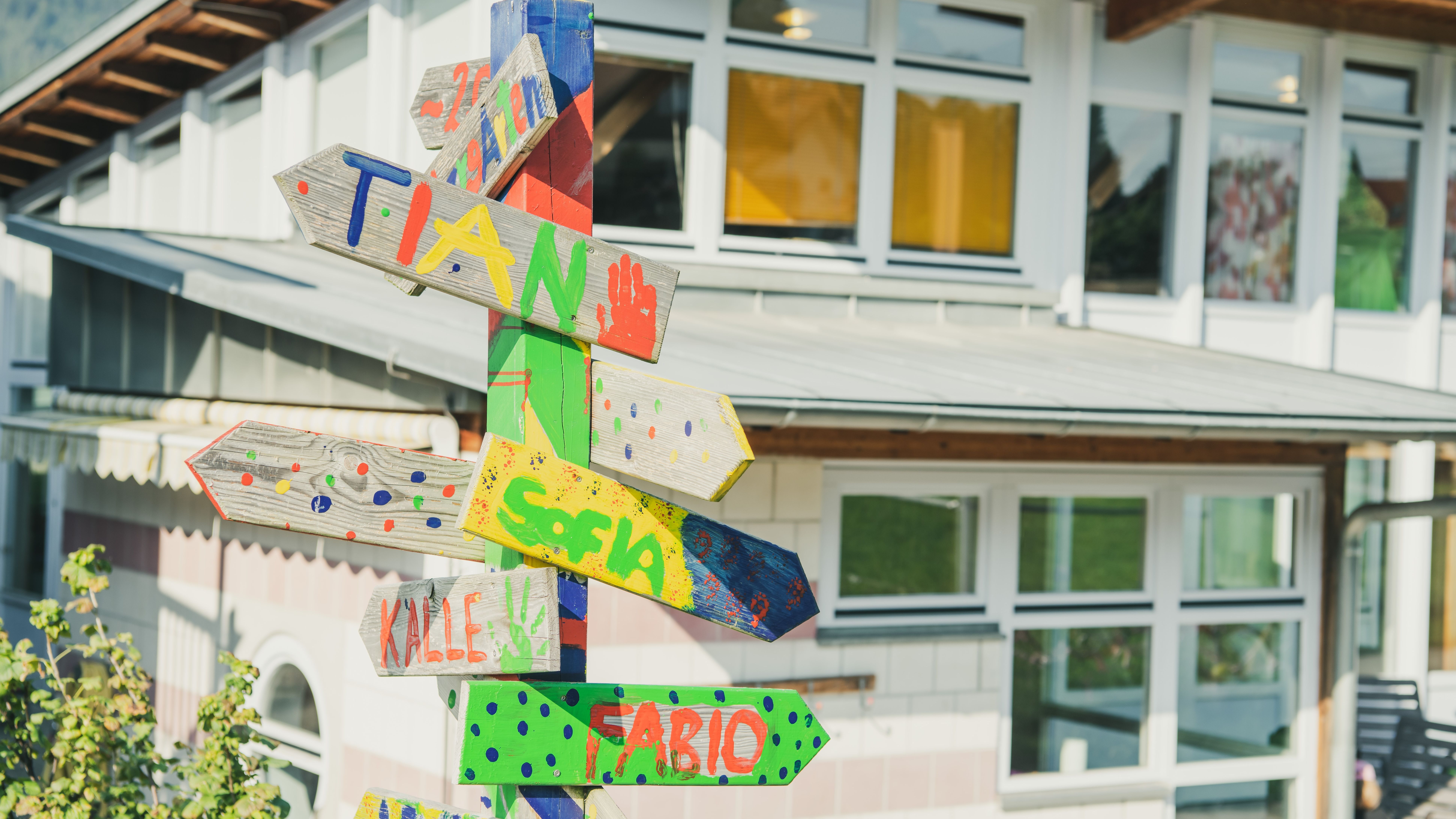 Schilderwald im Goßweiler Kindergarten